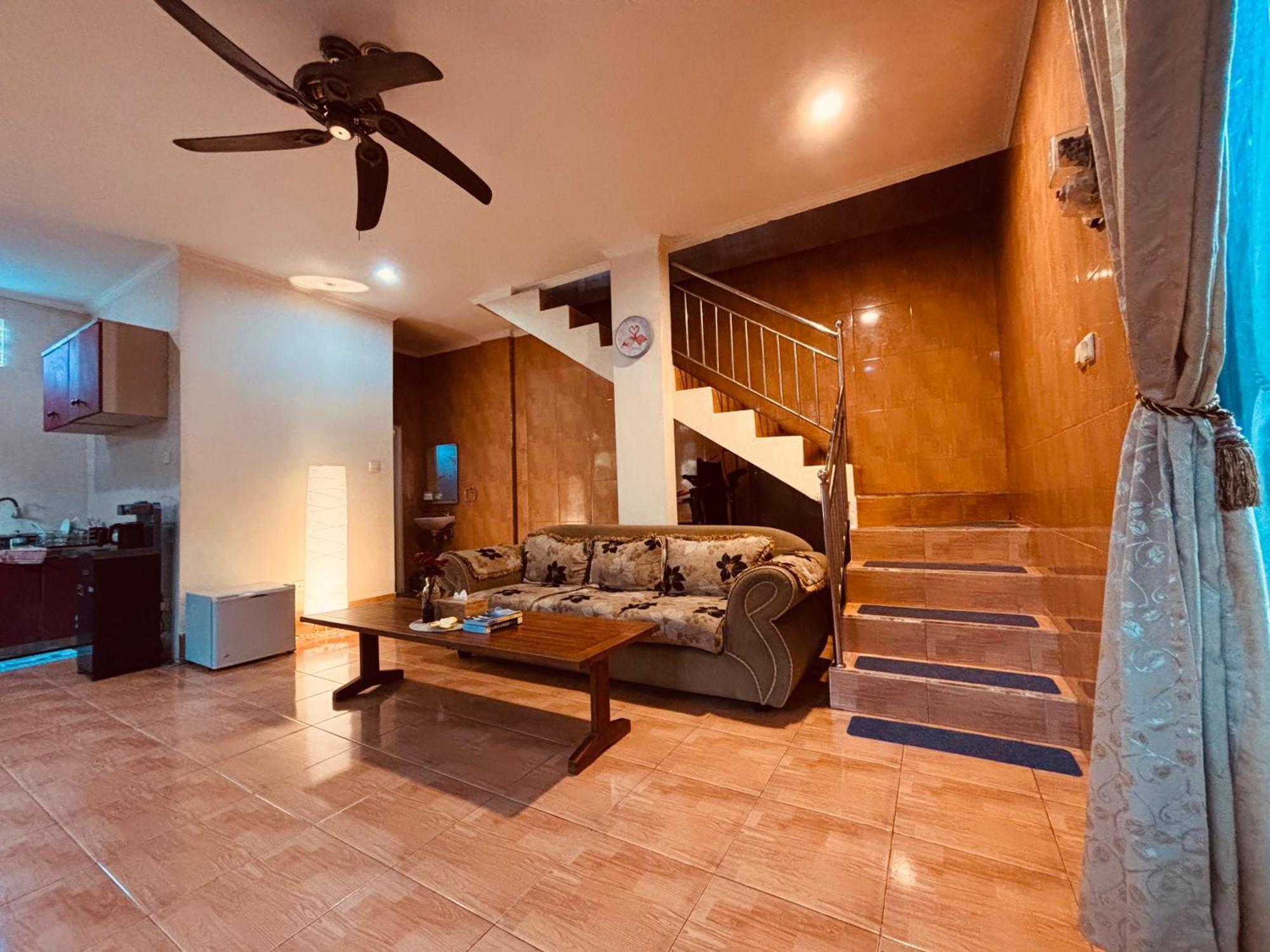 Mama Mega Homestay Pesanggaran Buitenkant foto