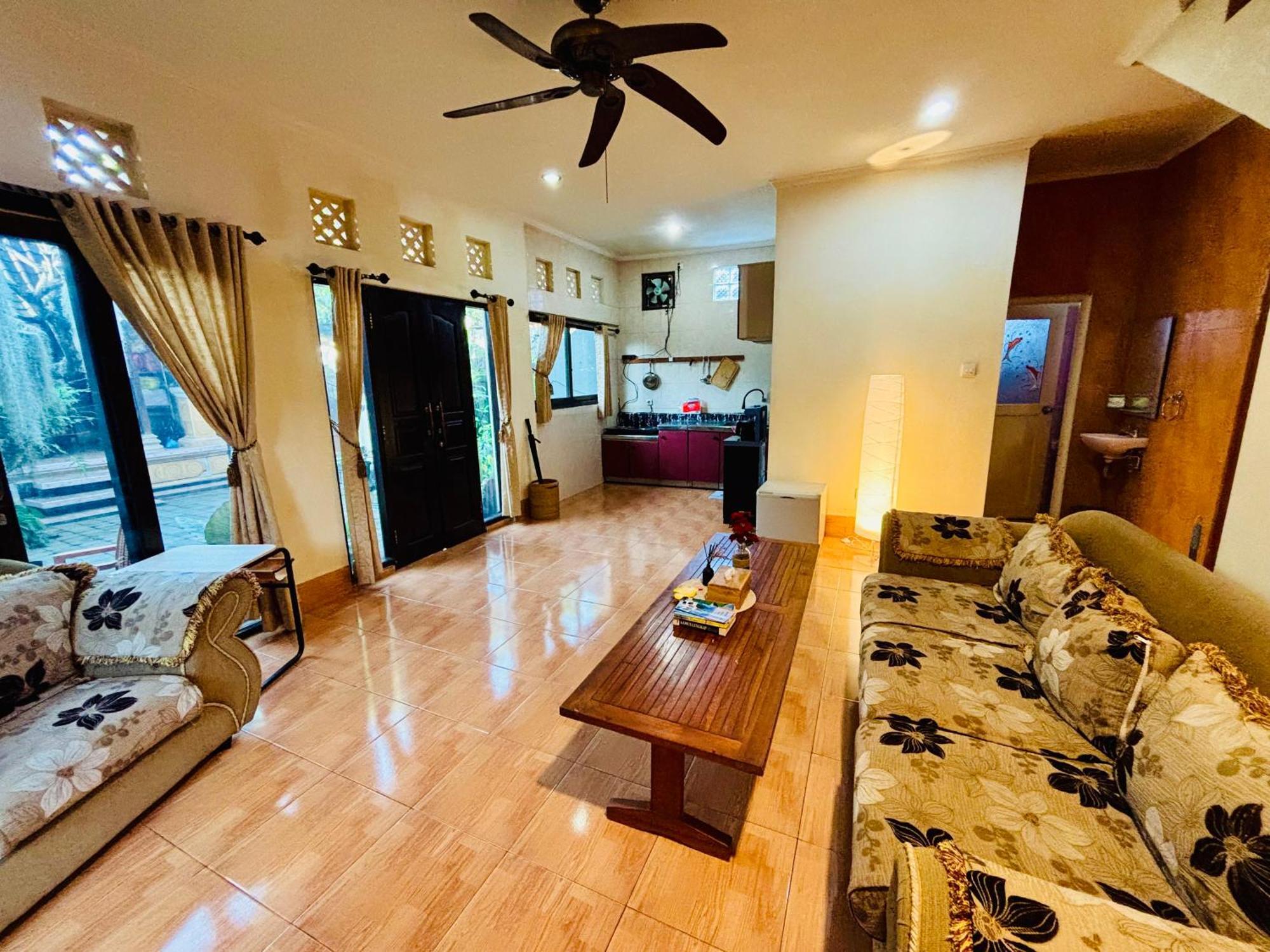 Mama Mega Homestay Pesanggaran Buitenkant foto