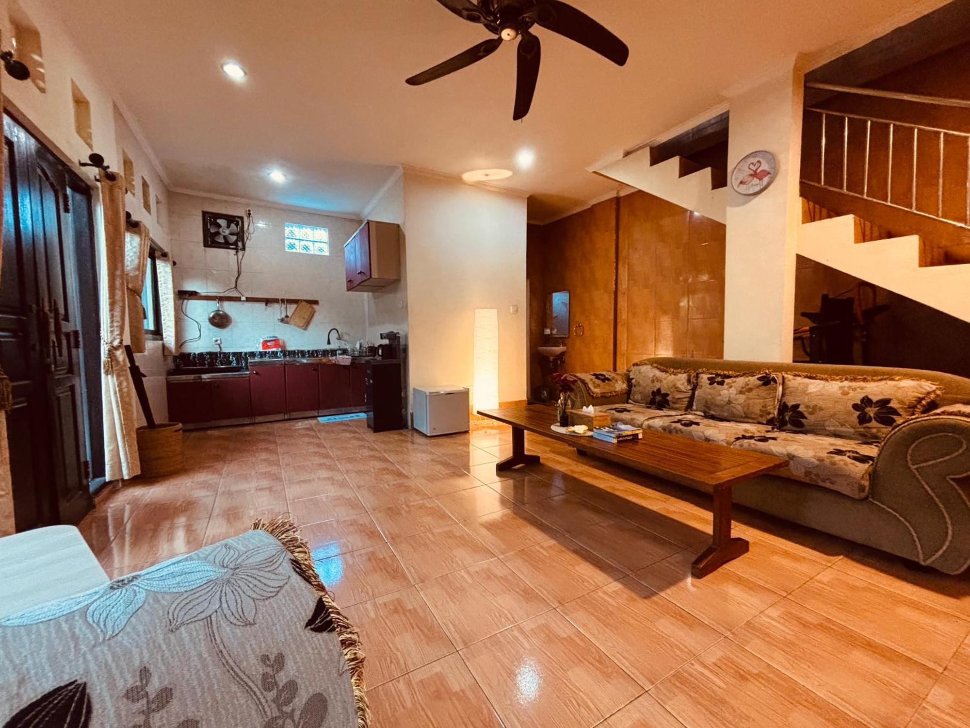 Mama Mega Homestay Pesanggaran Buitenkant foto