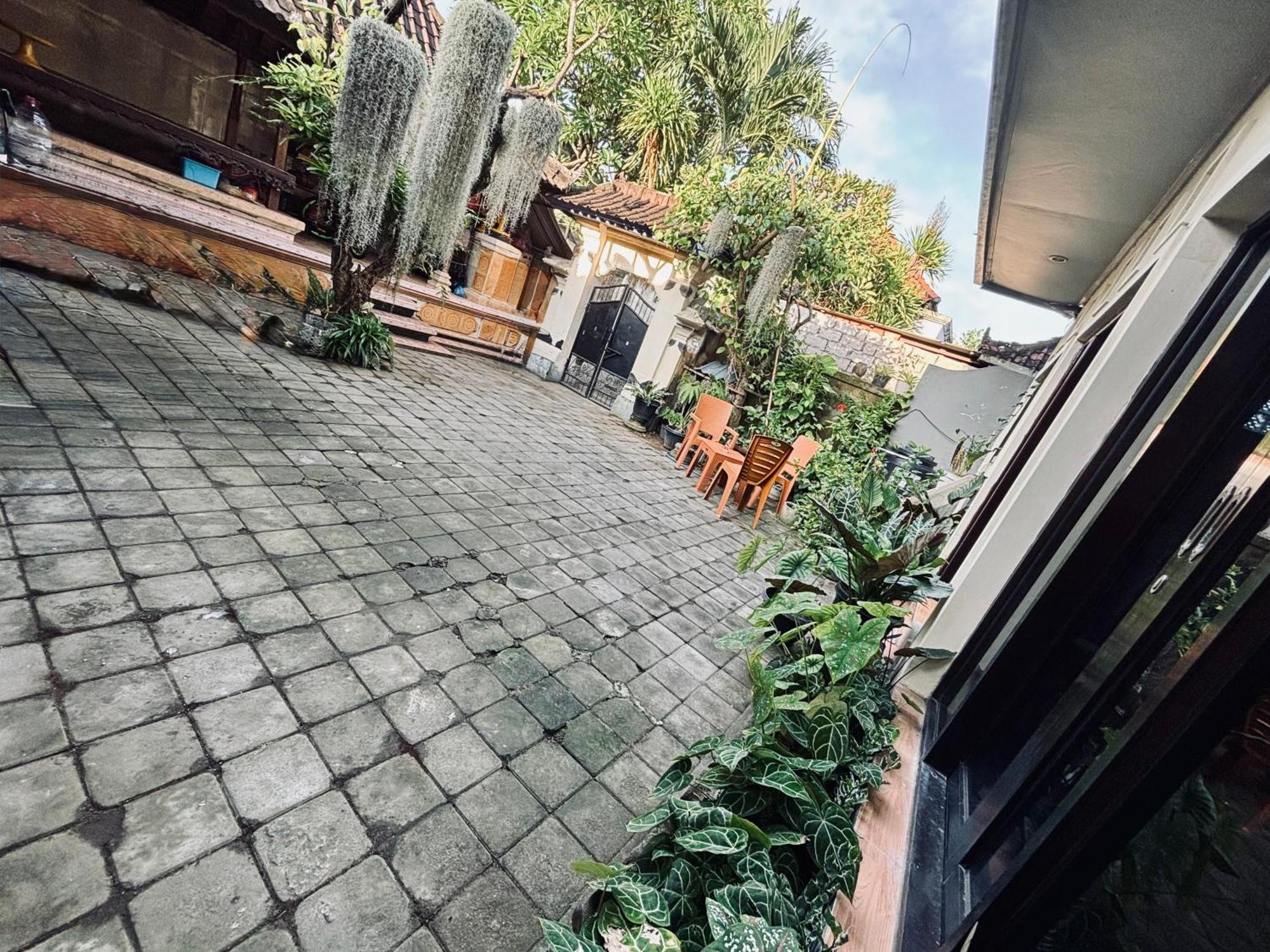 Mama Mega Homestay Pesanggaran Buitenkant foto